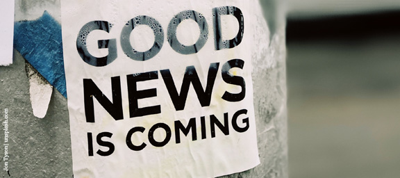An einem Baum ein Zettel: Good news is coming